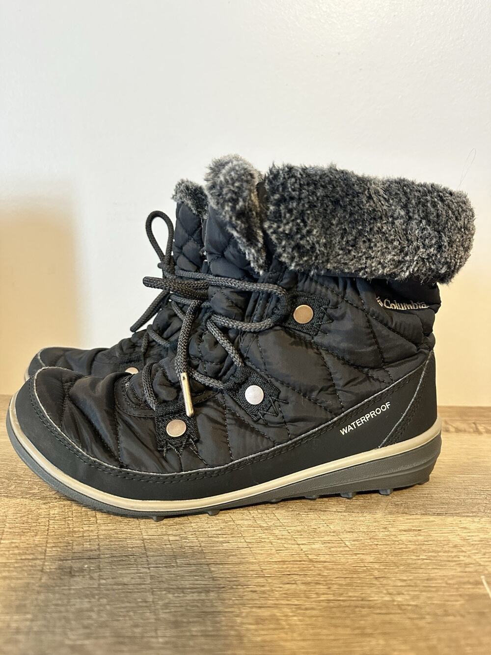 Columbia Heavenly Shorty Omni-Heat Winter Boots Womens Size 6 Black Waterproof